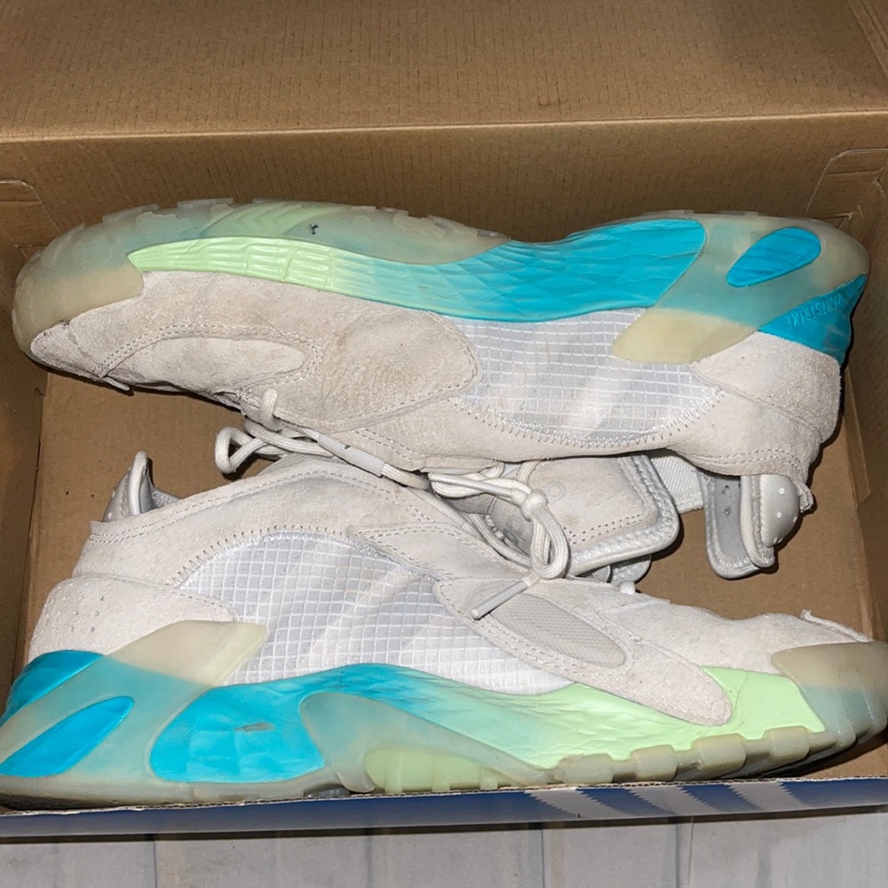 Adidas Sneakers